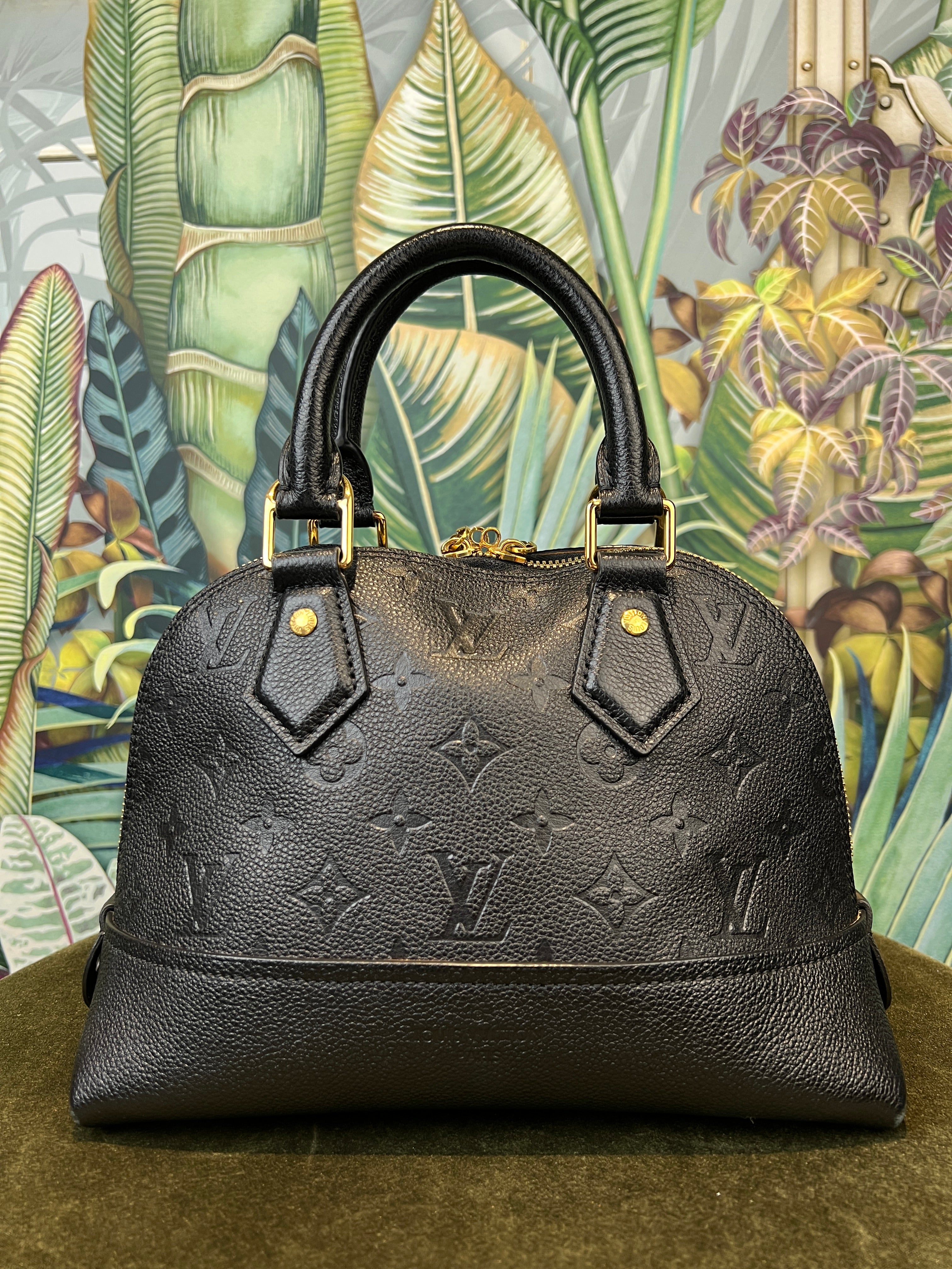 Louis Vuitton N o Alma BB black A Piece Lux