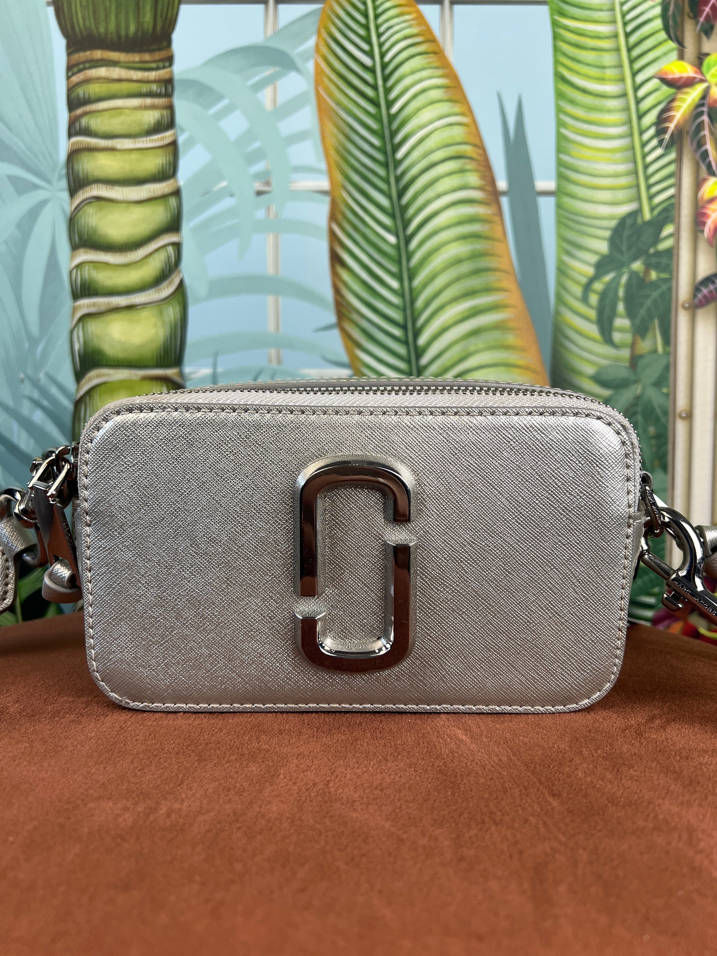 MARC JACOBS スナップショット　メタリックシルバー Marc Jacobs Outlet: The Snapshot bag in laminated saffiano leather