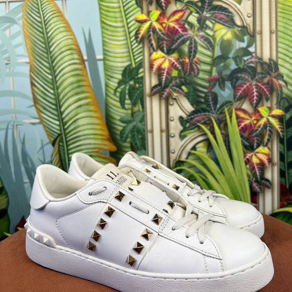 Valentino rockstud best sale white sneakers