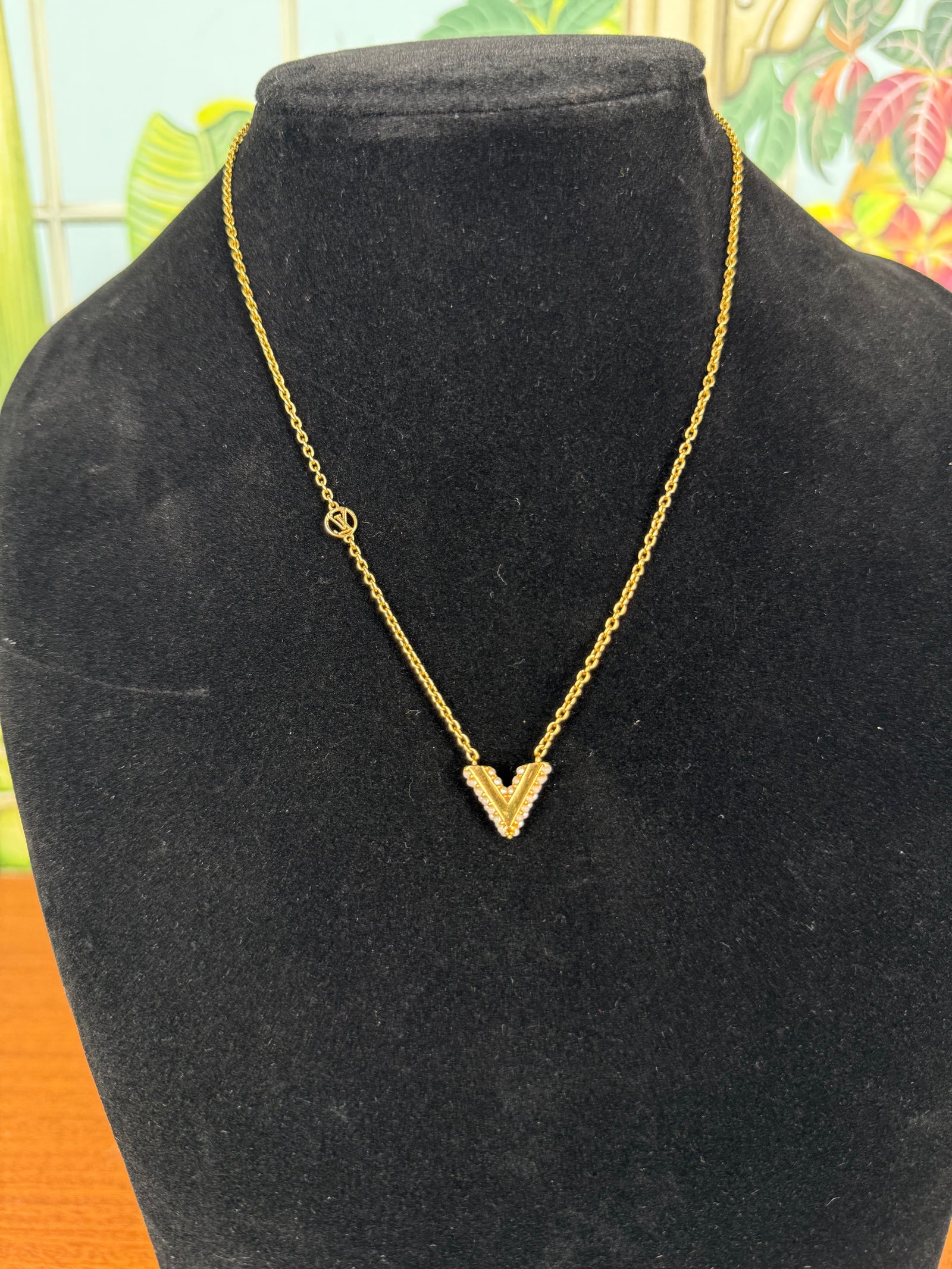 Louis Vuitton collier essential v pearl necklace – A Piece Lux