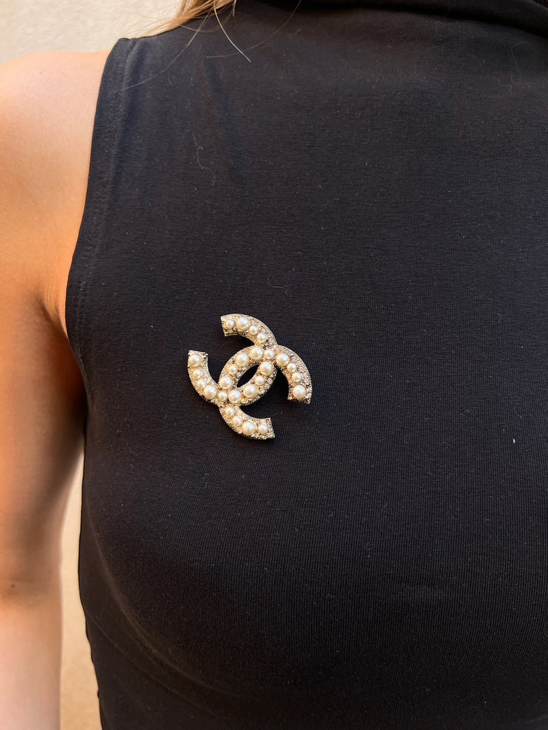 Chanel CC brooch pearls