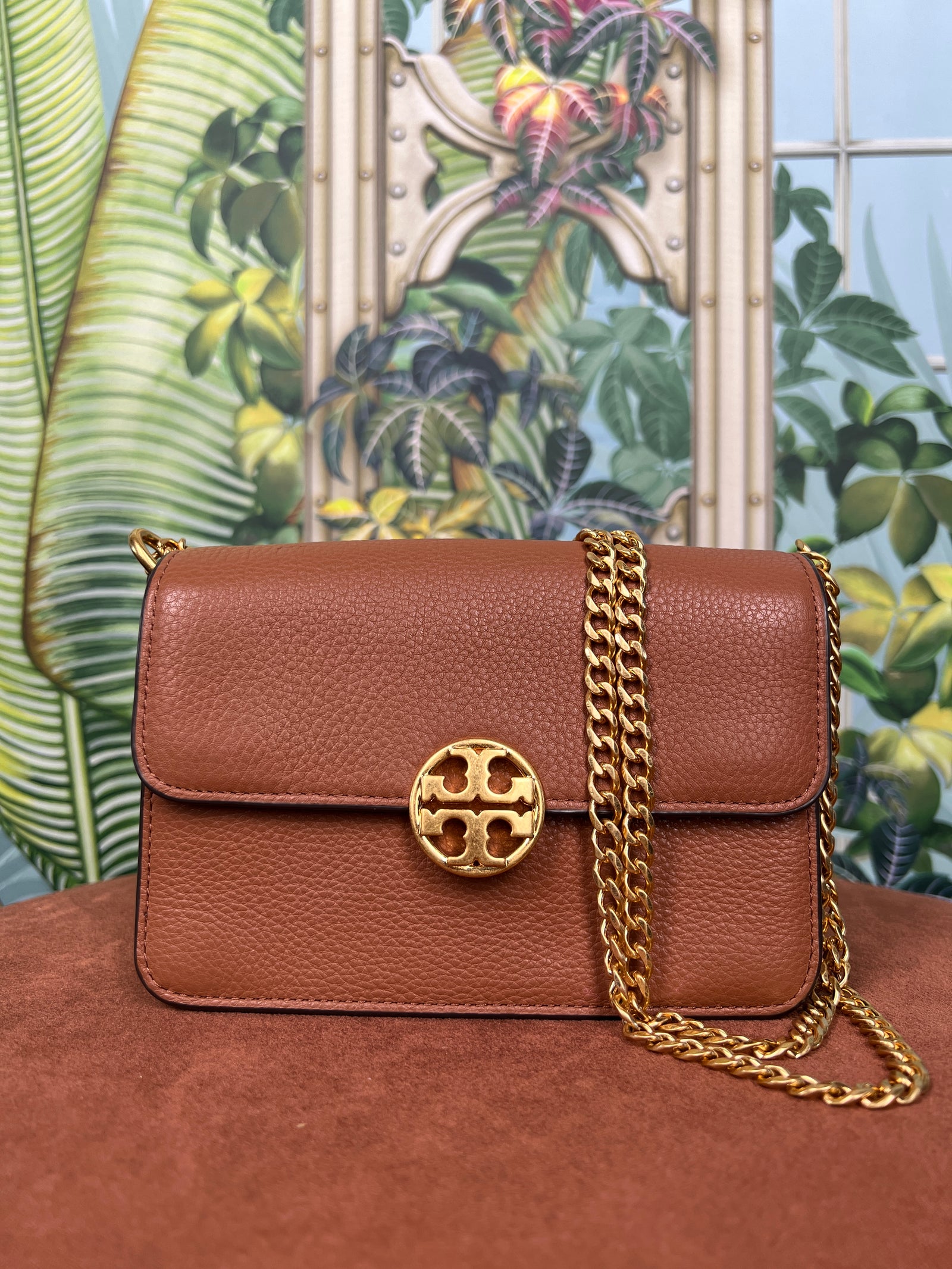 Tory burch Chelsea small brown leather bag โ A Piece Lux