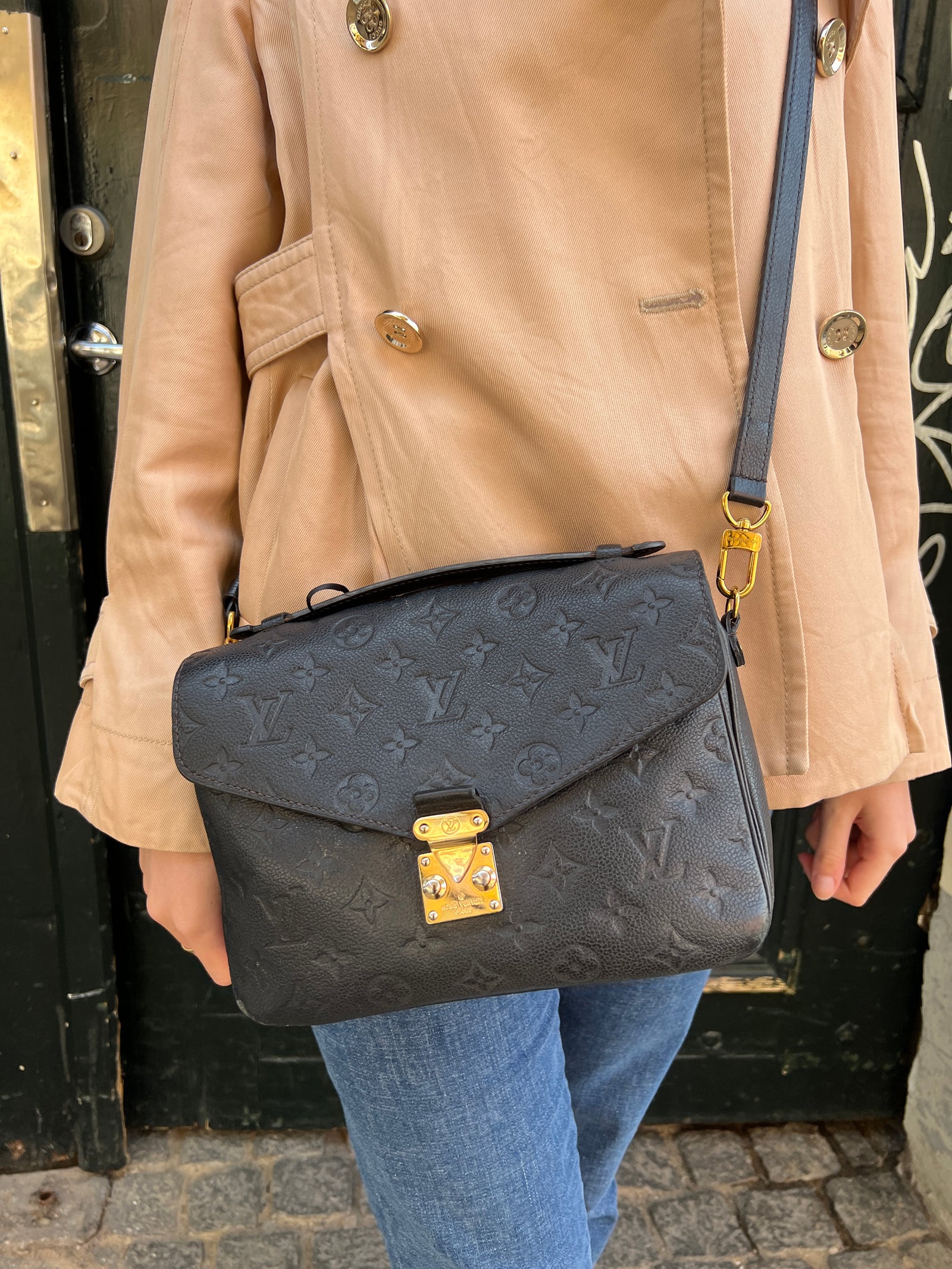 Louis Vuitton pochette Metis black – A Piece Lux