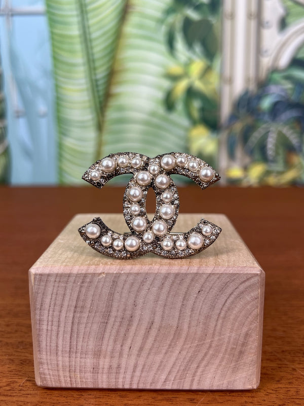 Chanel CC brooch pearls