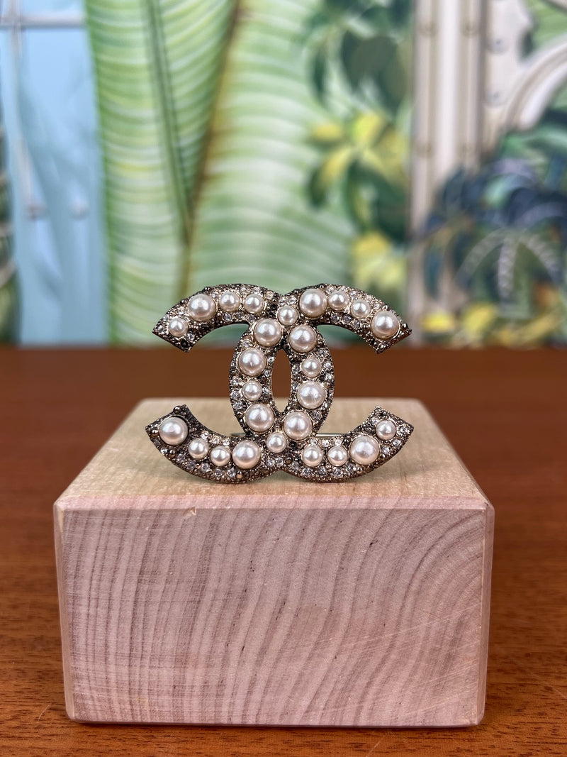 Chanel CC brooch pearls