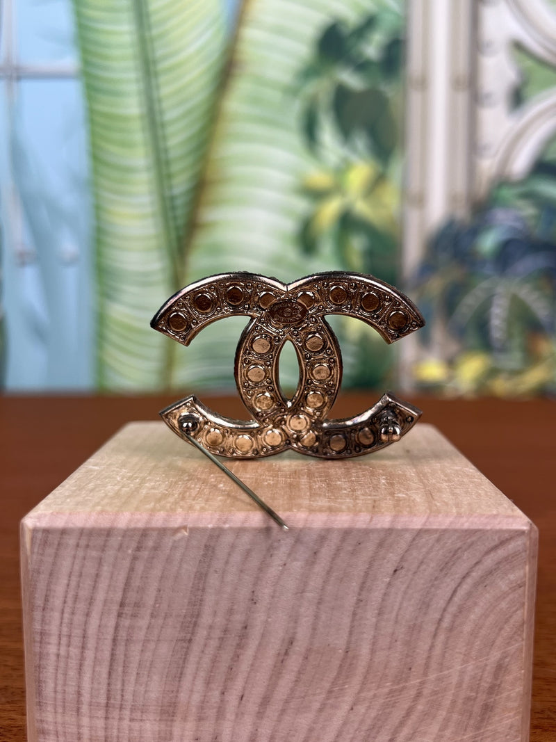 Chanel CC brooch pearls
