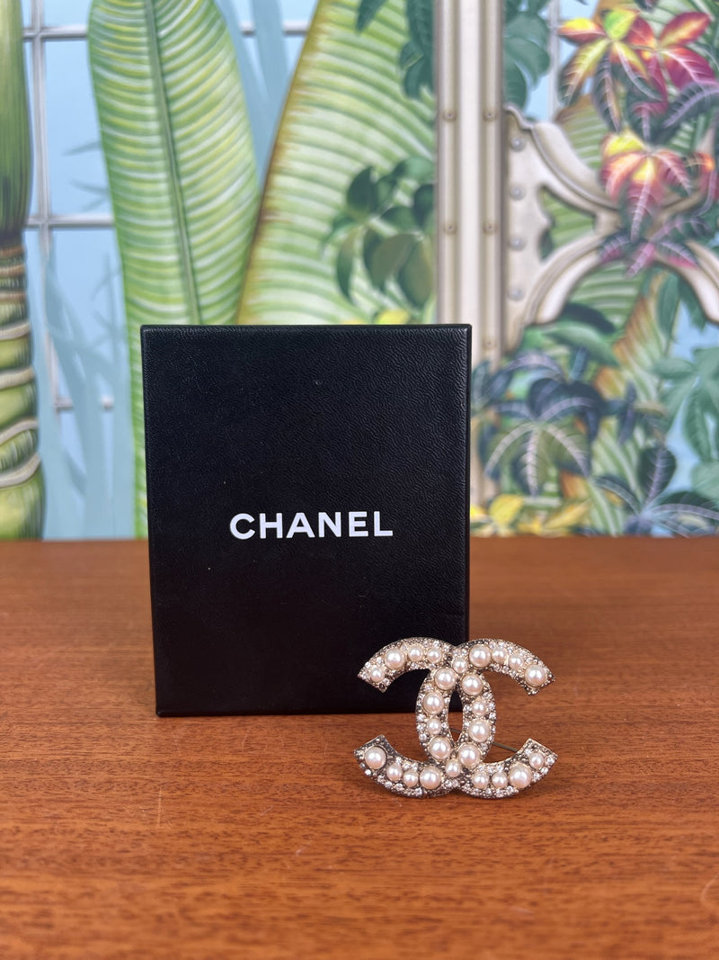 Chanel CC brooch pearls