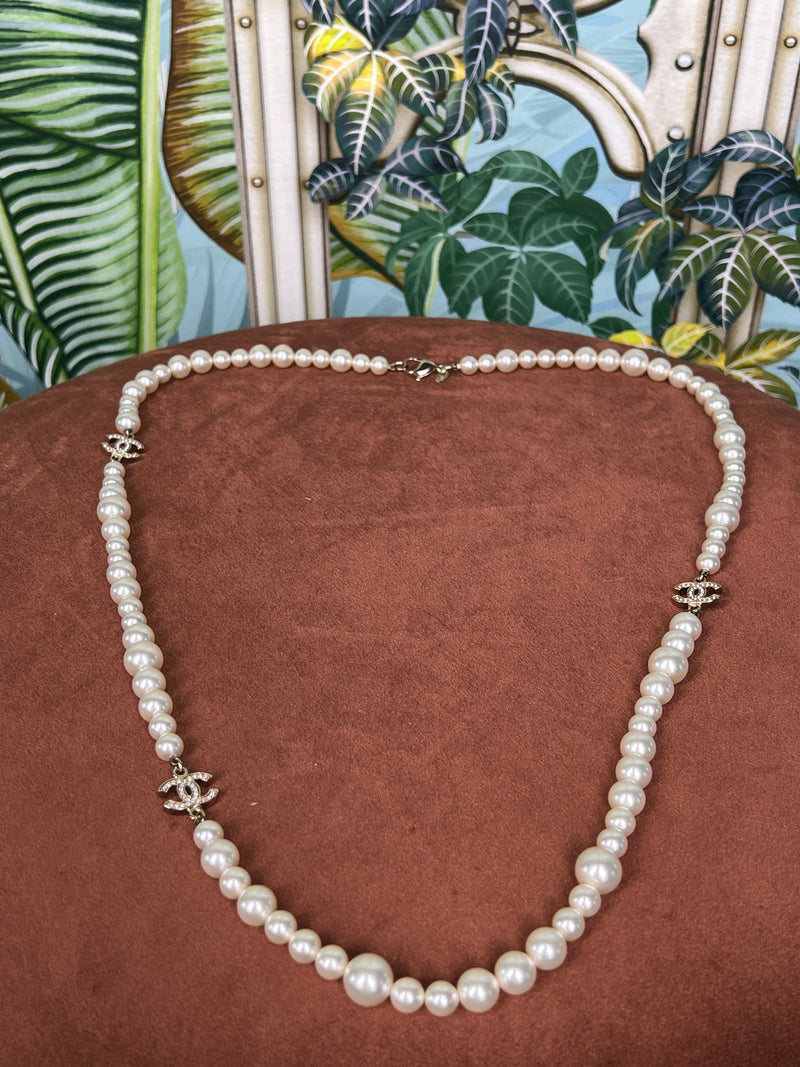 Chanel long pearl/rihnstone necklace