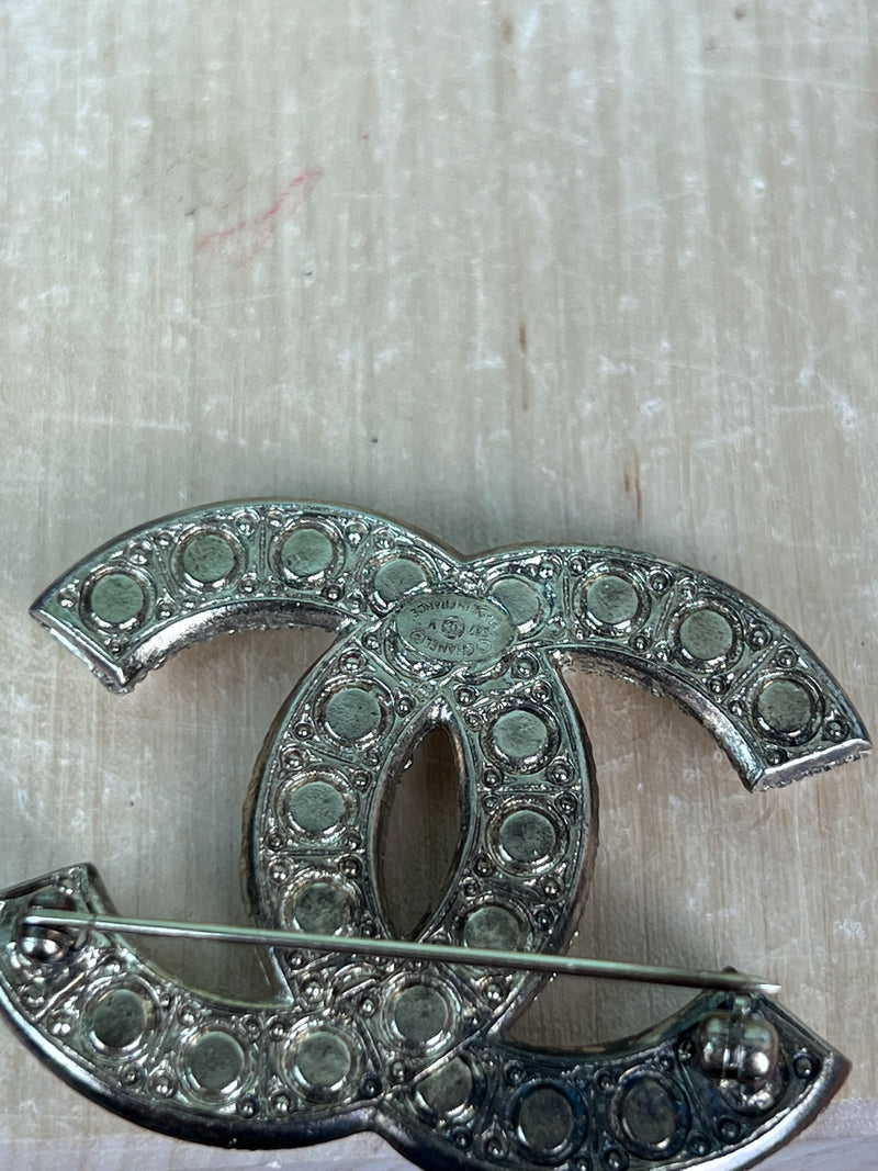 Chanel CC brooch pearls