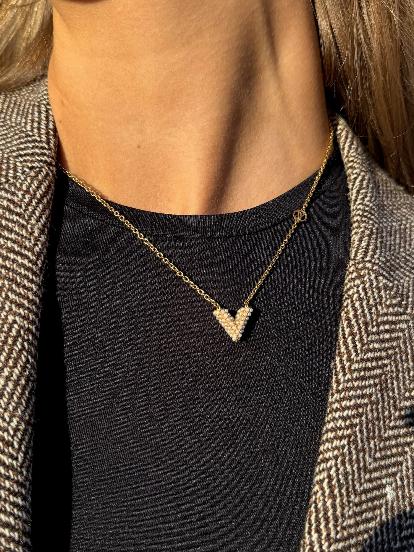 Louis Vuitton collier essential v pearl necklace – A Piece Lux