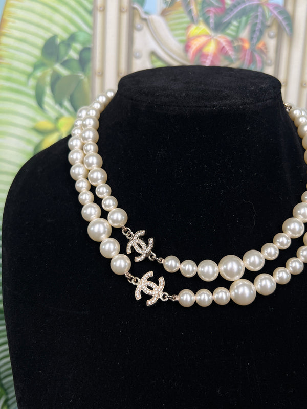 Chanel long pearl/rihnstone necklace