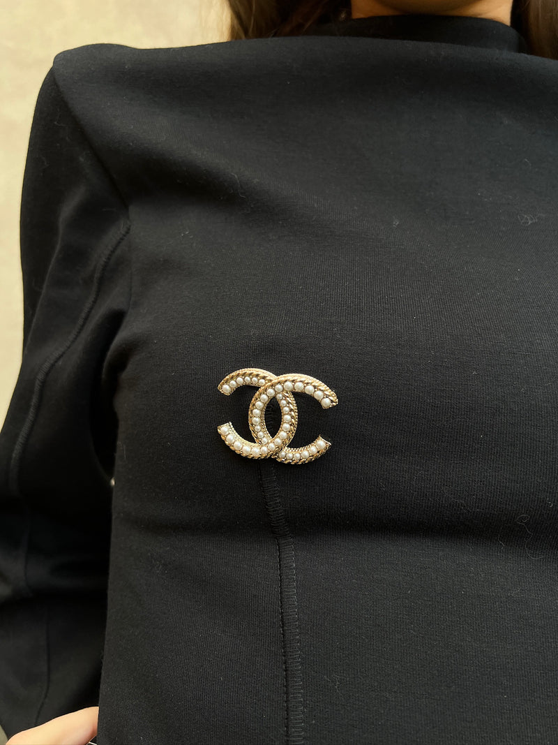 Chanel CC brooch pearls