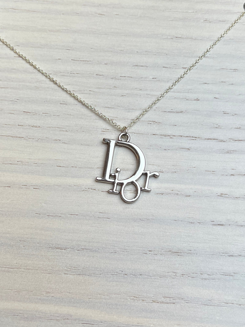 Dior logo deals necklace silver