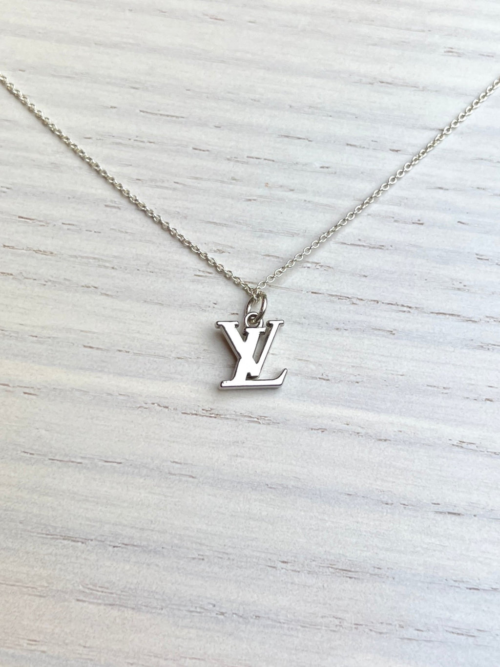 Louis vuitton deals symbol necklace