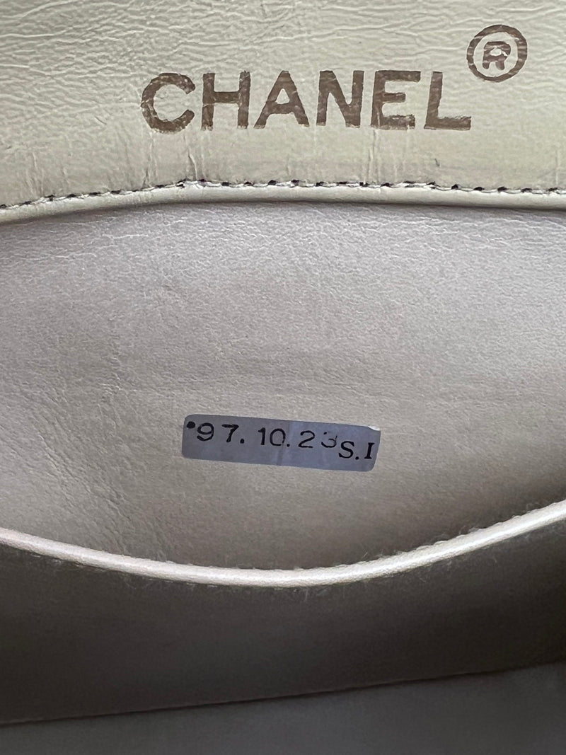 Chanel Vintage beige/black flap bag